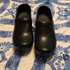 Womens Black Danskos